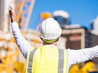 建筑工地上的守护者 工程师与建设者的施工交响曲